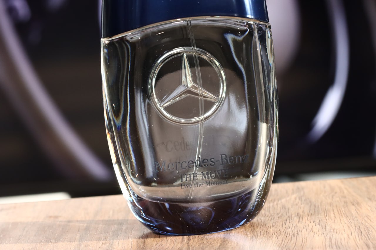 MERCEDES BENZ THE MOVE LIVE THE MOMENT (M)